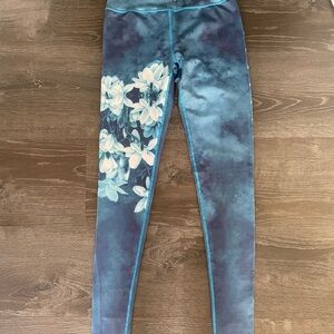 Women’s size medium leggings. Great condition.